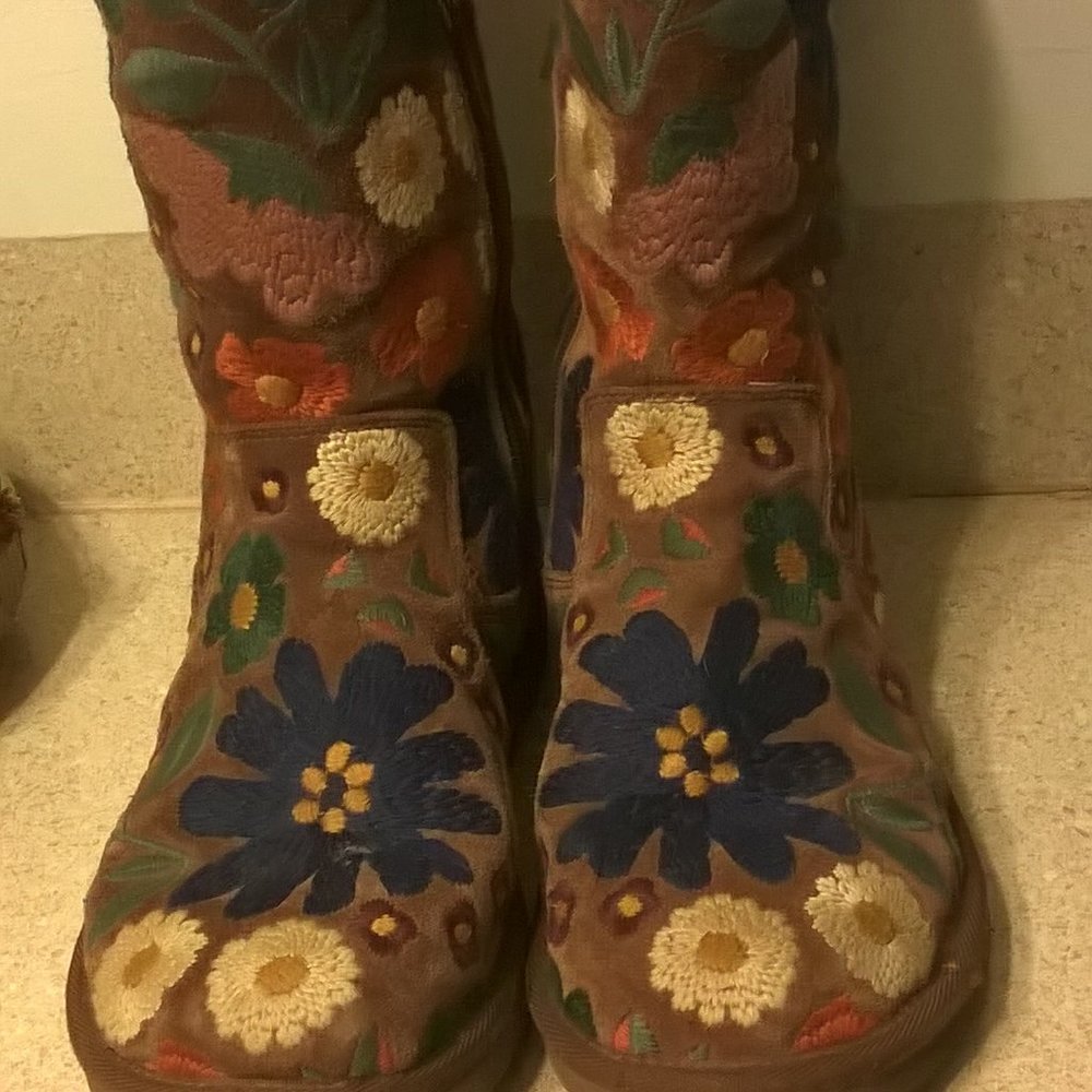 Ugg Wahine Embroidered boots Size 8